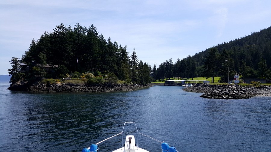 The opening to the Marina was a lot tinier than we had originally understood from the friendling advice while chatting with other boaters at Matia Island. Watching the depth finder going into the harbor, that's for sure.